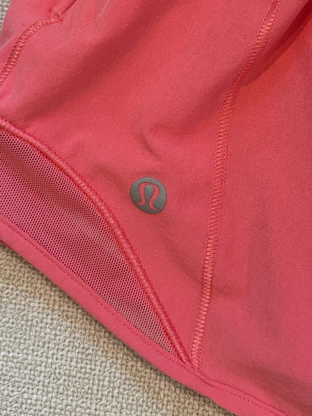 Lululemon Women’s Hotty Hot Low Rise Shorts 2.5 in Coral - size 4 - Picture 3 of 9